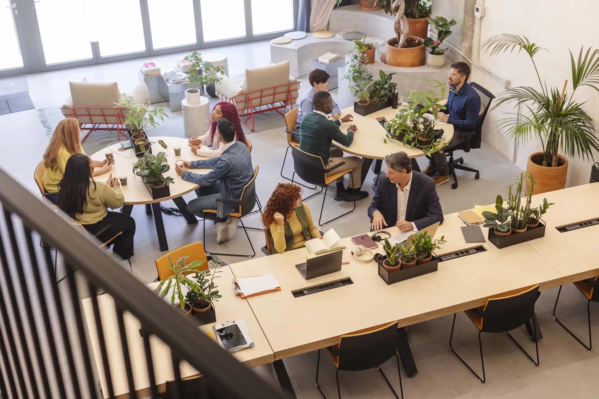 Kareka ekibinin çalıştığı modern ofis